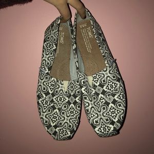 black & white patterned toms